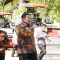 Bupati Lamongan menyerahkan bantuan combine harvester kepada tiga kelompok tani di Dinas Ketahanan Pangan dan Pertanian Lamongan, Kamis (7/5/2026). (Foto Dok Ho/RadarBangsa.co.id)