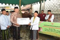 Bupati Lamongan Yuhronur Efendi menyerahkan sapi kurban Presiden RI Prabowo Subianto berbobot 1,1 ton sebelum disembelih di Dusun Beludsarirejo, Mantup, Lamongan, Rabu, 27 Mei 2026. (Foto Dok Ho/RadarBangsa.co.id)