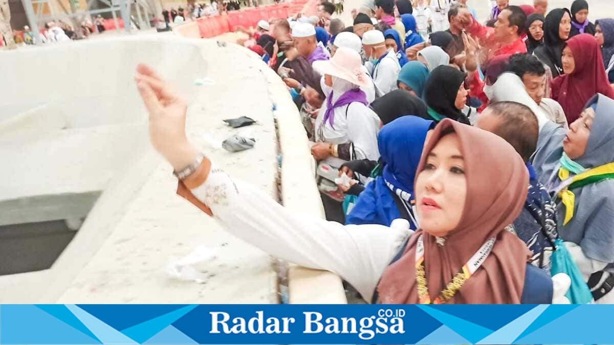 Ning Lia saat menjalani lempar jumrah di kawasan Jamarat, Mina, Arab Saudi. Jumat, 29 Mei 2026 (Foto Dok Ho/RadarBangsa.co.id)