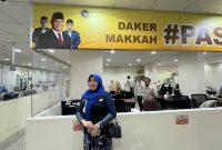 Anggota DPD RI Lia Istifhama berdialog dengan jemaah haji Jawa Timur di Makkah menjelang pelaksanaan Armuzna. (Foto Dok Ho/RadarBangsa.co.id)