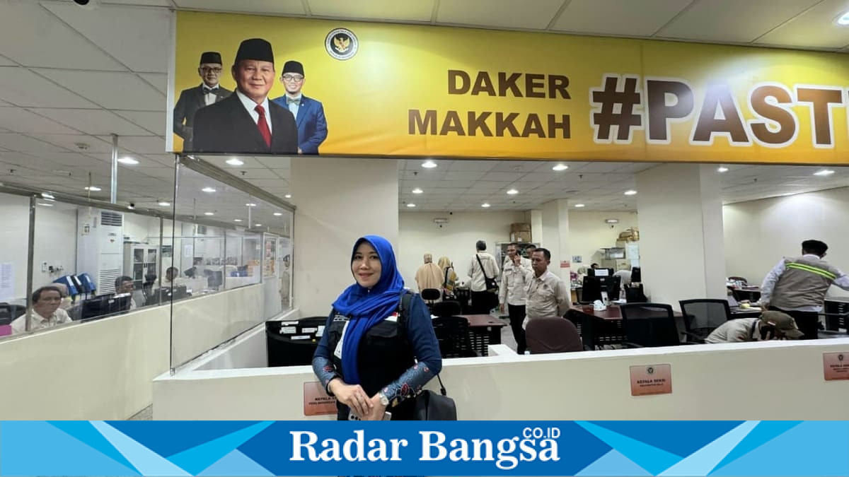 Anggota DPD RI Lia Istifhama berdialog dengan jemaah haji Jawa Timur di Makkah menjelang pelaksanaan Armuzna. (Foto Dok Ho/RadarBangsa.co.id)