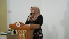 Anggota DPD RI Lia Istifhama saat memberikan motivasi kepada mahasiswa Polteksi Gresik, Senin (5/5/2026). (Foto Dok Ho/RadarBangsa.co.id)