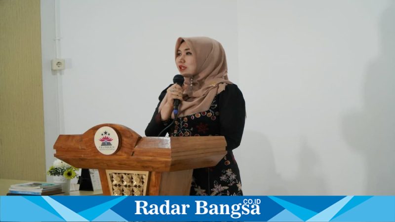 Anggota DPD RI Lia Istifhama saat memberikan motivasi kepada mahasiswa Polteksi Gresik, Senin (5/5/2026). (Foto Dok Ho/RadarBangsa.co.id)