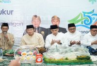 Bupati Lamongan Yuhronur Efendi bersama masyarakat menggelar salat hajat dan sujud syukur pada malam Hari Jadi Lamongan ke-457 di Masjid Agung Lamongan, Senin, 25 Mei 2026. (Foto Dok Ho/RadarBangsa.co.id)