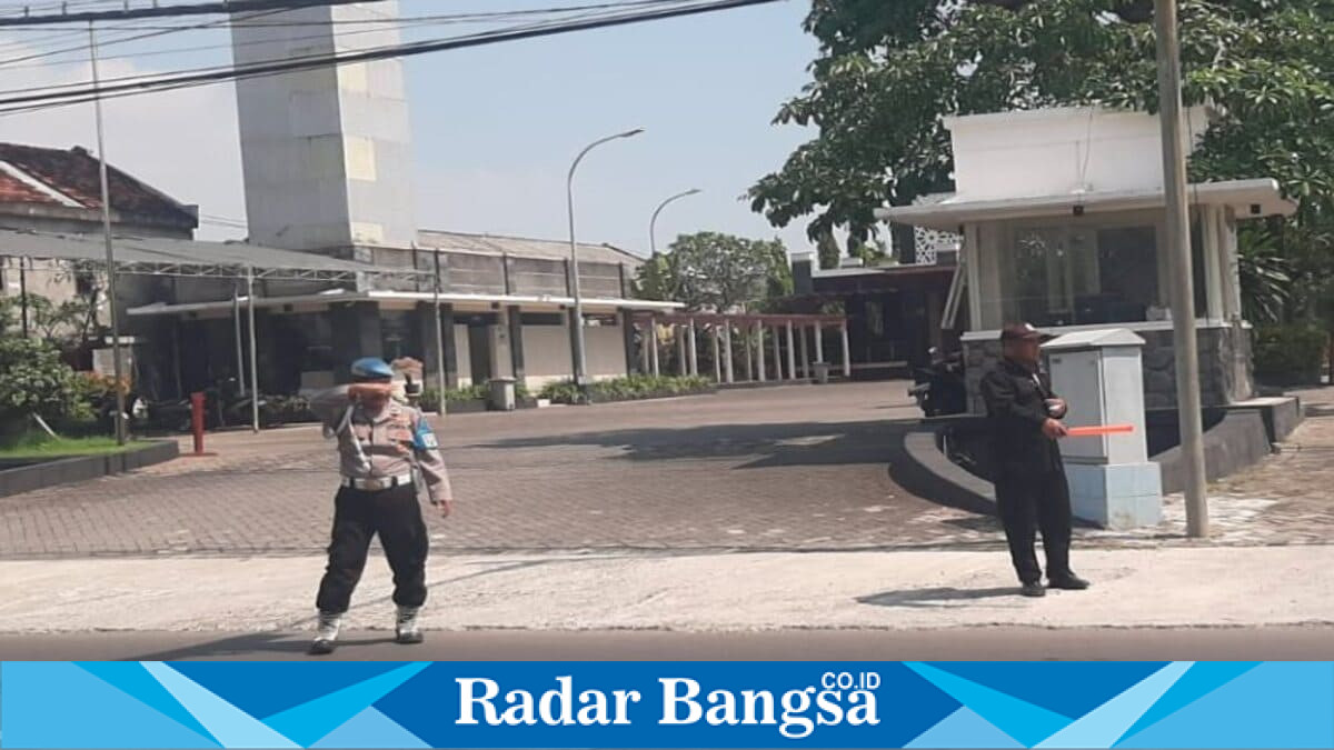 Situasi pengamanan dan pengaturan lalu lintas saat Sholat Jumat di Masjid Namira, Jumat, 29 Mei 2026. (Foto Dok Ho/RadarBangsa.co.id)