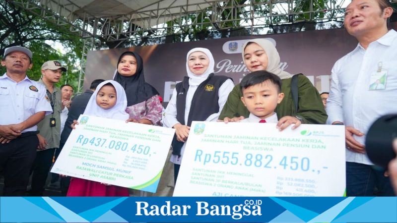 Gubernur Jatim Khofifah Indar Parawansa saat menyalurkan santunan kepada ahli waris pekerja bersama ribuan buruh dalam peringatan May Day 2026 di Surabaya, Jumat, 1 Mei 2026. (Foto Dok Ho/RadarBangsa.co.id)