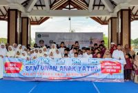 Serikat Pekerja Nasional PT ECCO Indonesia menyerahkan santunan kepada 105 anak yatim dalam peringatan Hari Buruh Internasional di Alun-alun Sidoarjo, Jumat, 1 Mei 2026. (Foto Dok Ho/RadarBangsa.co.id)