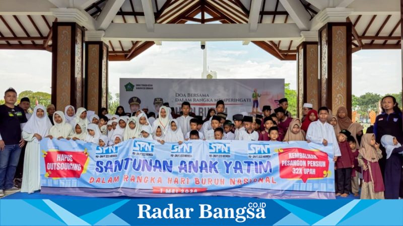 Serikat Pekerja Nasional PT ECCO Indonesia menyerahkan santunan kepada 105 anak yatim dalam peringatan Hari Buruh Internasional di Alun-alun Sidoarjo, Jumat, 1 Mei 2026. (Foto Dok Ho/RadarBangsa.co.id)
