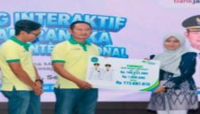 Penyerahan santunan BPJS Ketenagakerjaan kepada pekerja dan ahli waris dalam peringatan May Day 2026 di Pendopo Lokatantra Lamongan, Jumat (1/5/2026). (Foto Dok Ho/RadarBangsa.co.id)
