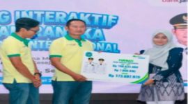 Penyerahan santunan BPJS Ketenagakerjaan kepada pekerja dan ahli waris dalam peringatan May Day 2026 di Pendopo Lokatantra Lamongan, Jumat (1/5/2026). (Foto Dok Ho/RadarBangsa.co.id)