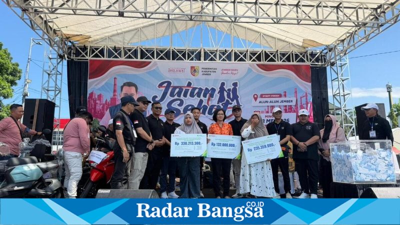 Penyerahan simbolis santunan BPJS Ketenagakerjaan pada peringatan May Day di Jember, Minggu (3/5/2026). (Foto Dok Ho/RadarBangsa.co.id)