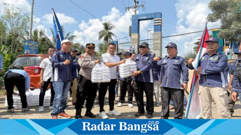 Buruh SPSI bersama Polres Lubuk Linggau membagikan paket makanan kepada warga, Jumat (1/5/2026). (Foto Dok Ho/RadarBangsa.co.id)