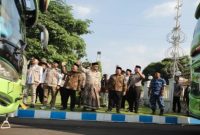 Menteri Haji dan Umrah RI Gus Irfan bersama Bupati Jombang melepas keberangkatan jamaah haji kloter 62 dan 63 di Pendapa Kabupaten Jombang, Kamis, 7 Mei 2026  (Foto Dok Ho/RadarBangsa.co.id)