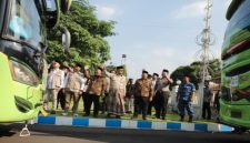 Menteri Haji dan Umrah RI Gus Irfan bersama Bupati Jombang melepas keberangkatan jamaah haji kloter 62 dan 63 di Pendapa Kabupaten Jombang, Kamis, 7 Mei 2026 (Foto Dok Ho/RadarBangsa.co.id)