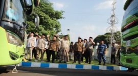  Menteri Haji dan Umrah RI Gus Irfan bersama Bupati Jombang melepas keberangkatan jamaah haji kloter 62 dan 63 di Pendapa Kabupaten Jombang, Kamis, 7 Mei 2026  (Foto Dok Ho/RadarBangsa.co.id)