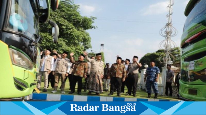  Menteri Haji dan Umrah RI Gus Irfan bersama Bupati Jombang melepas keberangkatan jamaah haji kloter 62 dan 63 di Pendapa Kabupaten Jombang, Kamis, 7 Mei 2026  (Foto Dok Ho/RadarBangsa.co.id)