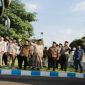  Menteri Haji dan Umrah RI Gus Irfan bersama Bupati Jombang melepas keberangkatan jamaah haji kloter 62 dan 63 di Pendapa Kabupaten Jombang, Kamis, 7 Mei 2026  (Foto Dok Ho/RadarBangsa.co.id)