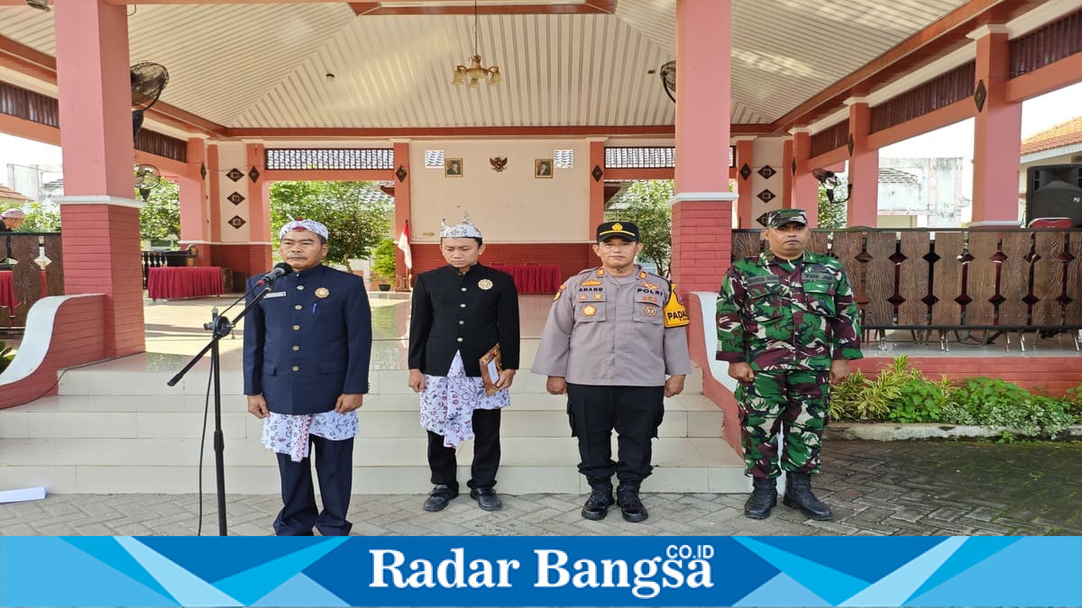 Forkopimcam Tikung saat mengikuti apel peringatan Hari Jadi Lamongan ke-457 di Pendopo Kecamatan Tikung, Selasa, 26 Mei 2026. (Foto Dok Ho/RadarBangsa.co.id)