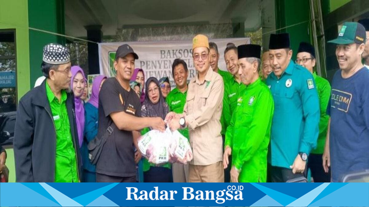 Pengurus DPC PKB Sidoarjo membagikan daging kurban Idul Adha 1447 H kepada masyarakat di Kantor DPC PKB Sidoarjo, Jalan Erlangga, Sidokare. (Foto Dok Ho/RadarBangsa.co.id)