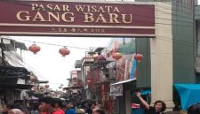 Aktivitas pedagang dan pengunjung di Pasar Gang Baru Semarang, Selasa (5/5/2026), kawasan heritage Pecinan yang terus dikembangkan sebagai destinasi wisata sejarah. (Foto Dok Ho/RadarBangsa.co.id)