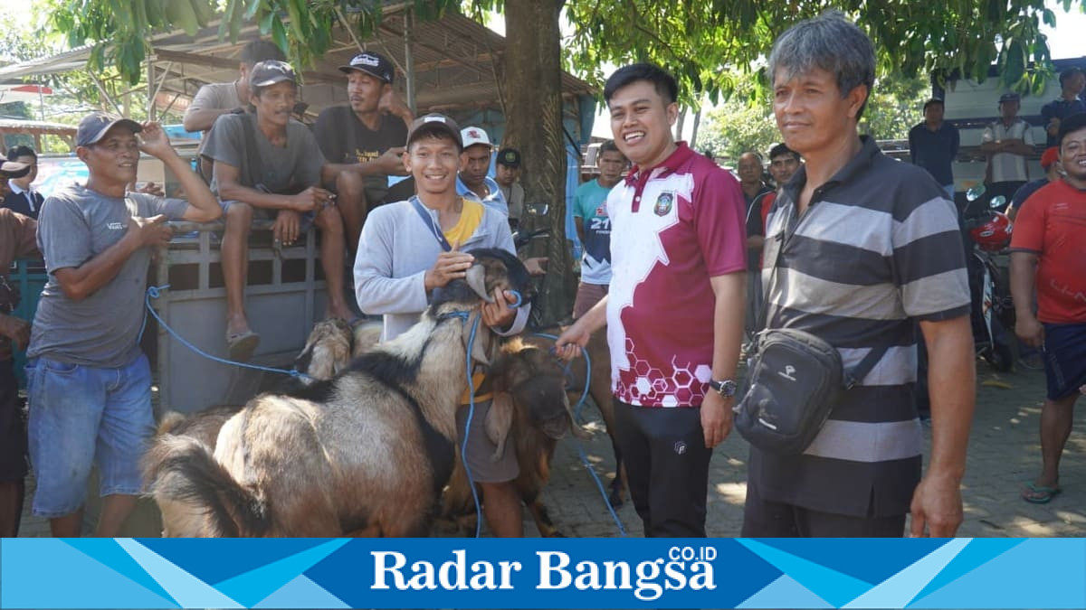 Wali Kota Blitar Syauqul Muhibbin memantau aktivitas jual beli hewan kurban di Pasar Hewan Dimoro. Minggu, 24 Mei 2026 (Foto Dok Ho/RadarBangsa.co.id)