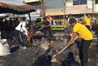 Personel gabungan TNI, Polri, dan Pemkot Semarang kerja bakti membersihkan puing kebakaran Pasar Kanjengan, Jumat, 8 Mei 2026. (Foto Dok Ho/RadarBangsa.co.id)