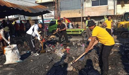 Personel gabungan membersihkan puing kebakaran di Pasar Kanjengan Semarang untuk percepatan pemulihan.