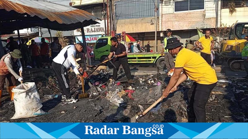 Personel gabungan TNI, Polri, dan Pemkot Semarang kerja bakti membersihkan puing kebakaran Pasar Kanjengan, Jumat, 8 Mei 2026. (Foto Dok Ho/RadarBangsa.co.id)