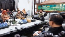 Bupati Sidoarjo Subandi saat audiensi bersama pengelola pasar tradisional di Pendopo Delta Wibawa, Selasa (7/5/2026). (Foto Dok Ho/RadarBangsa.co.id)
