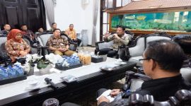 Bupati Sidoarjo Subandi saat audiensi bersama pengelola pasar tradisional di Pendopo Delta Wibawa, Selasa (7/5/2026). (Foto Dok Ho/RadarBangsa.co.id)