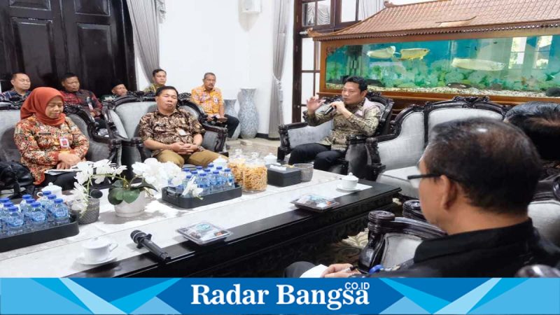 Bupati Sidoarjo Subandi saat audiensi bersama pengelola pasar tradisional di Pendopo Delta Wibawa, Selasa (7/5/2026). (Foto Dok Ho/RadarBangsa.co.id)