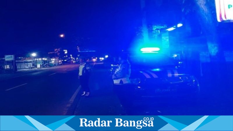 Petugas Polsek Tikung patroli Blue Light di jalur rawan Lamongan saat malam hari, Sabtu, 9 Mei 2026 (Foto Dok Ho/RadarBangsa.co.id)
