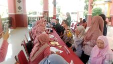 Pemeriksaan kesehatan personel Polsek Tikung oleh tim medis Puskesmas Tikung, Jumat, 8 Mei 2026. (Foto Dok Ho/RadarBangsa.co.id)