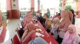 Pemeriksaan kesehatan personel Polsek Tikung oleh tim medis Puskesmas Tikung, Jumat, 8 Mei 2026. (Foto Dok Ho/RadarBangsa.co.id)
