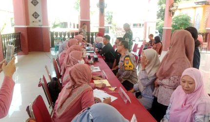 Tim medis Puskesmas Tikung memeriksa kesehatan personel Polsek Tikung untuk memastikan kesiapan pelayanan publik.
