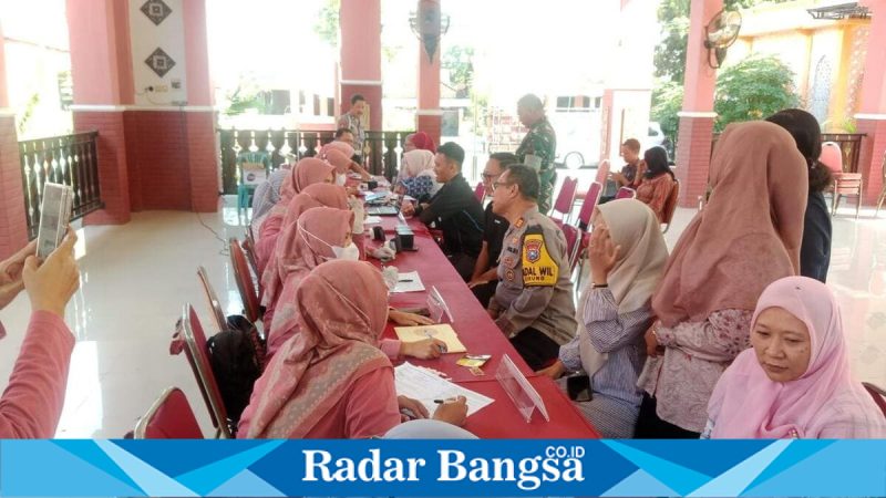 Pemeriksaan kesehatan personel Polsek Tikung oleh tim medis Puskesmas Tikung, Jumat, 8 Mei 2026. (Foto Dok Ho/RadarBangsa.co.id)