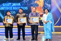 Bupati Lamongan Yuhronur Efendi menerima penghargaan East Java Maritime Awards 2026 di Surabaya, Rabu, 20 Mei 2026. (Foto Dok Ho/RadarBangsa.co.id)