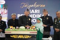 Bupati Lamongan saat memotong tumpeng pada peringatan Hardiknas 2026 di Alun-Alun Lamongan, Sabtu (2/5/2026). (Foto Dok Ho/RadarBangsa.co.id)