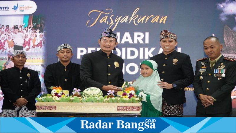 Bupati Lamongan saat memotong tumpeng pada peringatan Hardiknas 2026 di Alun-Alun Lamongan, Sabtu (2/5/2026). (Foto Dok Ho/RadarBangsa.co.id)