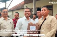 Bupati Bangkalan Lukman Hakim saat menyerahkan izin usaha kepada warga di Desa Binoh, Kamis (30/4/2026). (Foto Dok Ho/RadarBangsa.co.id)