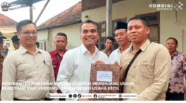 Bupati Bangkalan Lukman Hakim saat menyerahkan izin usaha kepada warga di Desa Binoh, Kamis (30/4/2026). (Foto Dok Ho/RadarBangsa.co.id)