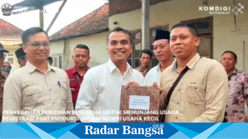 Bupati Bangkalan Lukman Hakim saat menyerahkan izin usaha kepada warga di Desa Binoh, Kamis (30/4/2026). (Foto Dok Ho/RadarBangsa.co.id)