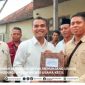 Bupati Bangkalan Lukman Hakim saat menyerahkan izin usaha kepada warga di Desa Binoh, Kamis (30/4/2026). (Foto Dok Ho/RadarBangsa.co.id)