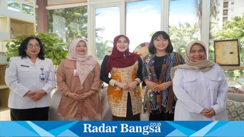 Lia Istifhama meninjau fasilitas Perpustakaan Jawa Timur di Surabaya. Rabu, 29 April 2026.  (Foto Dok Ho/RadarBangsa.co.id)