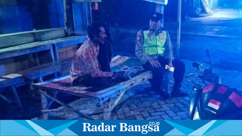  Petugas Polsek Tikung melaksanakan patroli dialogis di kawasan perumahan dan pemukiman warga untuk antisipasi curanmor dan gangguan kamtibmas. Jumat, 15 Mei 2026.  (Foto Dok Ho/RadarBangsa.co.id)