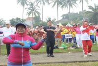 Sekda Kabupaten Malang Budiar Anwar saat menghadiri senam lansia di Pakis Kembar, Minggu (10/5/2026). (Foto Dok Ho/RadarBangsa.co.id)