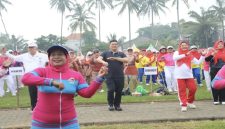 Sekda Kabupaten Malang Budiar Anwar saat menghadiri senam lansia di Pakis Kembar, Minggu (10/5/2026). (Foto Dok Ho/RadarBangsa.co.id)