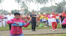 Sekda Kabupaten Malang Budiar Anwar saat menghadiri senam lansia di Pakis Kembar, Minggu (10/5/2026). (Foto Dok Ho/RadarBangsa.co.id)