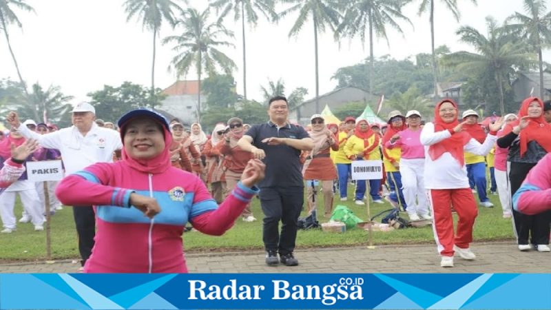 Sekda Kabupaten Malang Budiar Anwar saat menghadiri senam lansia di Pakis Kembar, Minggu (10/5/2026). (Foto Dok Ho/RadarBangsa.co.id)