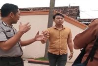 Petugas Polsek Tikung saat patroli dialogis di Desa Jatirejo, Kecamatan Tikung, Lamongan, Senin (4/5/2026). (Foto Dok Ho/RadarBangsa.co.id)